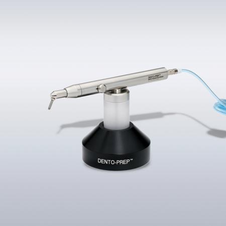 Standhalterung für DentoPrep – stabile Halterung zur sicheren Positionierung des Mikrostrahlgeräts für komfortables Arbeiten.